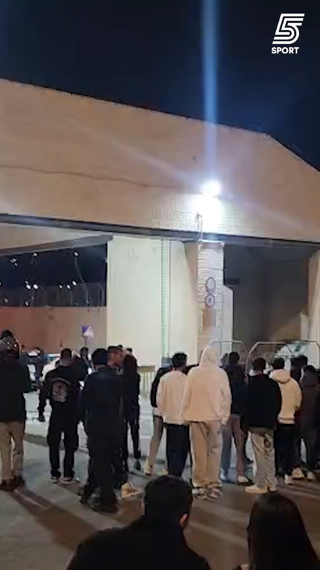 עשרות אוהדי בית"ר חיכו לקבוצה ביציאה מטדי🟡⚫...