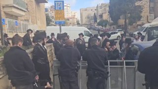 חרדים קיצונים מפגינים מחוץ ללשכת הגיוס בירושלים: "גזירת הגיוס...