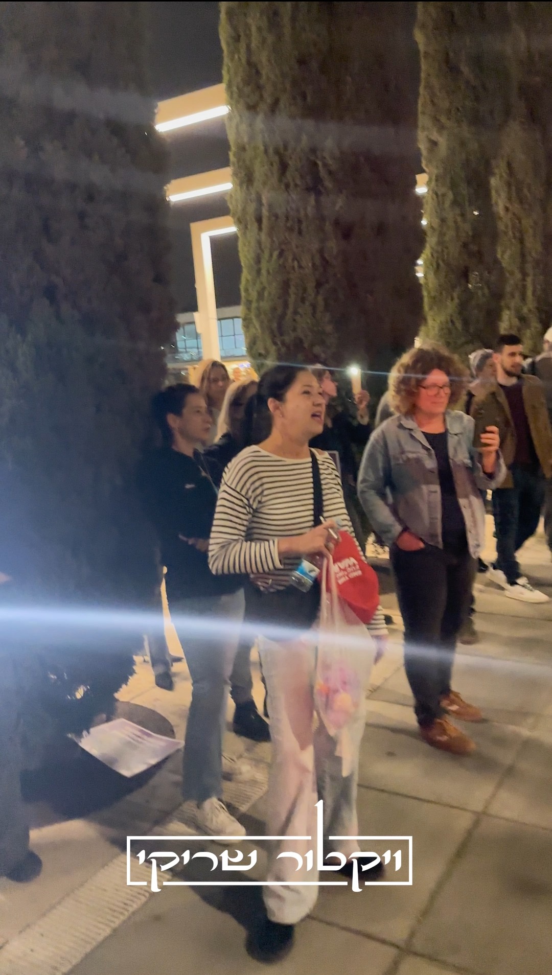 מפגינה עם ״די לכיבוש״ שואלת את מרדכי דוד איפה הכסף...........