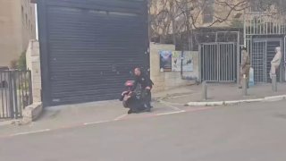 בדלתיים סגורות: הפגנת החרדים הקיצוניים בירושלים: מפגין ניסה...