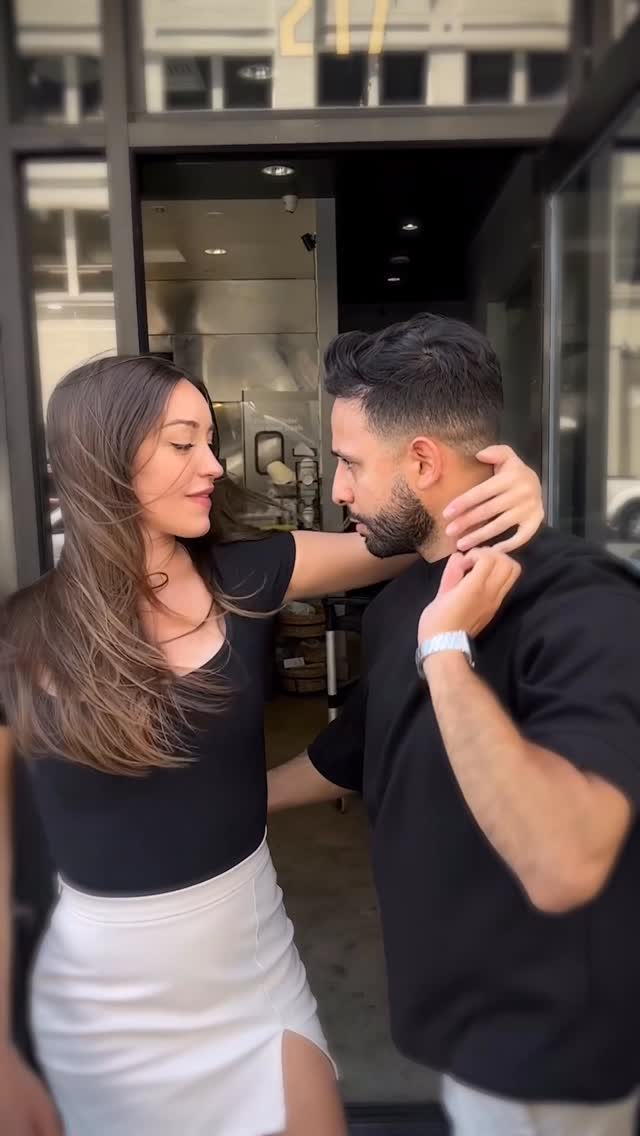 מה היא רואה כשאתה פותח את הדלת לבחורה אחרת ...