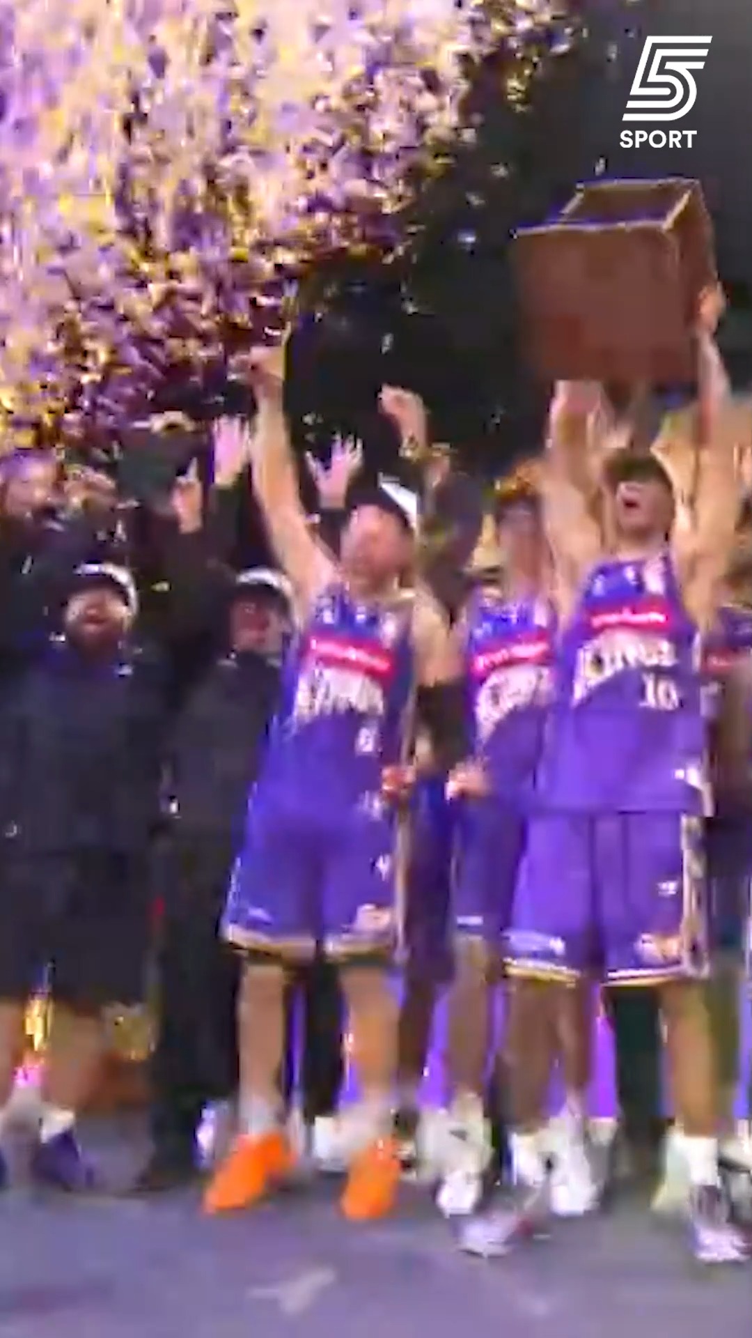 30 שניות בלבד אחרי ההנפה, הגביע של אליפות אוסטרליה נשבר😂...