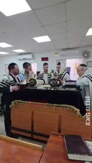 אדם שניצל בנס באחת הזירות בפתח תקווה בתפילת שחרית לברך הגומל....