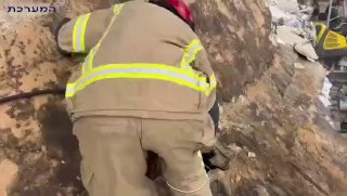 בתקווה | נמשכים מאמצי החיפושים אחר הלכודים בחיפה. (צילום:...