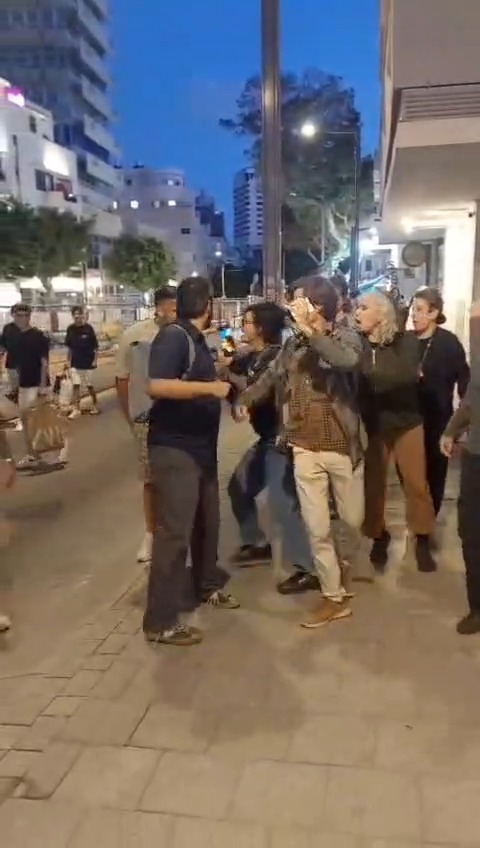 ⁨ הפגנה קטנה נגד המלחמה מול שגרירות ארה״ב בת״א פוזרה באלימות...