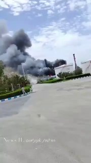 באיראן מפרסמים תיעוד מהשרפה בבית הזיקוק באי לוואן במפרץ...