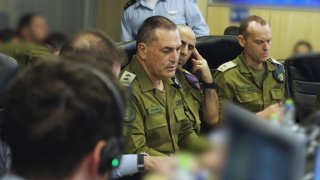 בדלתיים סגורות: תיעוד של הרמטכ"ל, רב-אלוף אייל זמיר ובכירי...