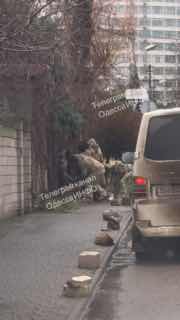 כ-10 לוכדי עריקים חטפו באופן לא חוקי אדם ישירות מחצר פרטית...