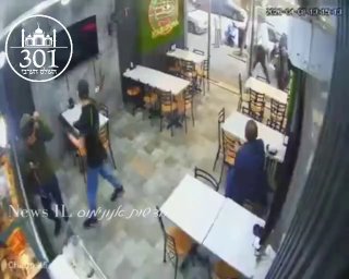 בביירות מצאו מחסה במקרר הסלטים בזמן הפצצות צה"ל....