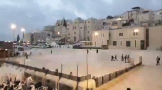בדלתיים סגורות: הכותל המערבי נפתח הבוקר. עשרות רבות כבר החלו...