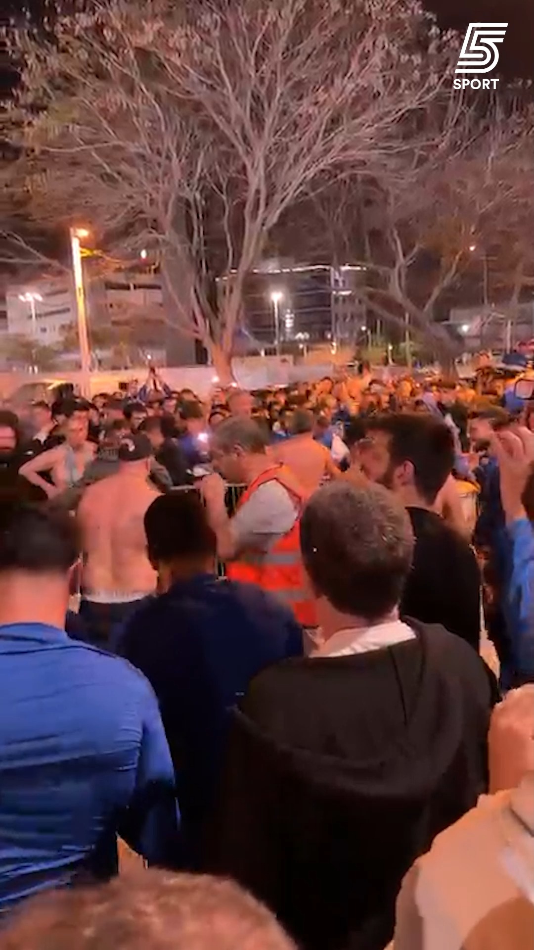 אוהדי הפועל פ"ת חוגגים עם השחקנים🔵🔥...