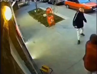 קרב רחוב לא שווה... 😅😅😅...