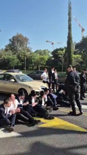 המשטרה מפנה את החסימה הראשונה של מפגיני הפלג מחוץ ללשכות...