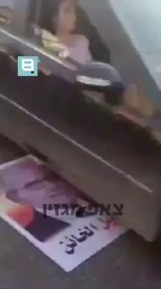 במפגן של תומכי חיזבאללה בלבנון הניחו את תמונת ראש הממשלה...