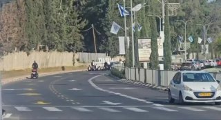 עשרות חרדים קיצונים מפגינים נגד הגיוס בלשכות בתל השומר...