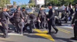 15 מפרי סדר נעצרו: הפגנה בלתי חוקית סמוך ללשכת הגיוס בקרית אונו...