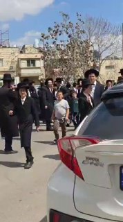 מפגינים חרדים קיצוניים רודפים אחרי חייל שיצא מלשכת הגיוס,...