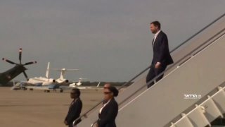 רשת CBS: סגן הנשיא ואנס נחת בארה"ב: במהלך הטיסה קיים מספר שיחות -...