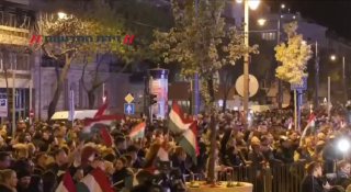 המוני הונגרים יצאו לרחובות ולכיכרות לצפות בתוצאות הבחירות...