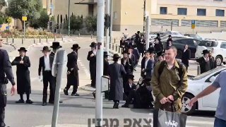 גם היום עשרות מפגינים קיצוניים מוחים בכניסה לתל השומר...