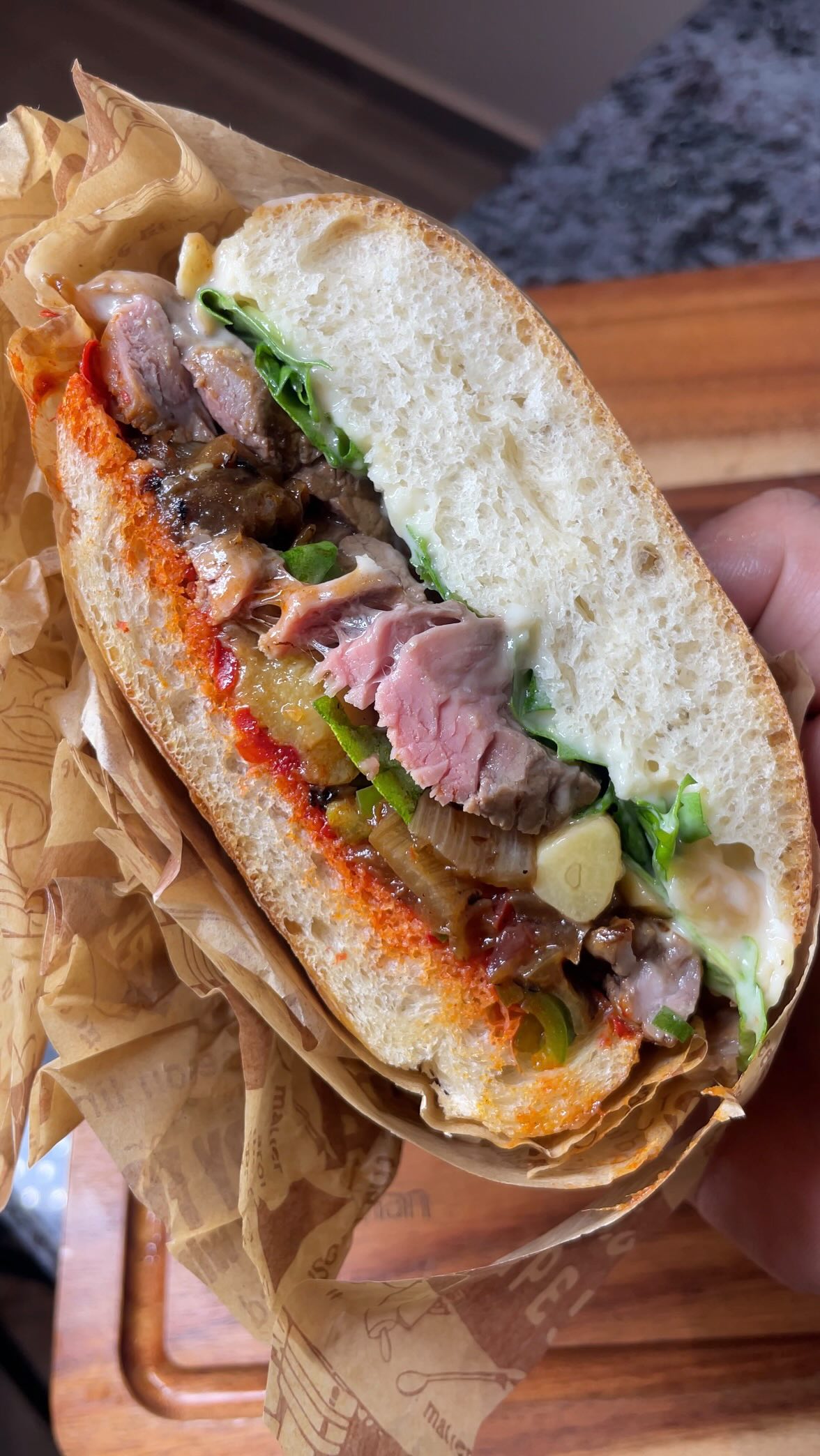 ⁨ כריך אנטריקוט ואיולי שום קונפי עם מחבת הסטייק של נעמן ליום...