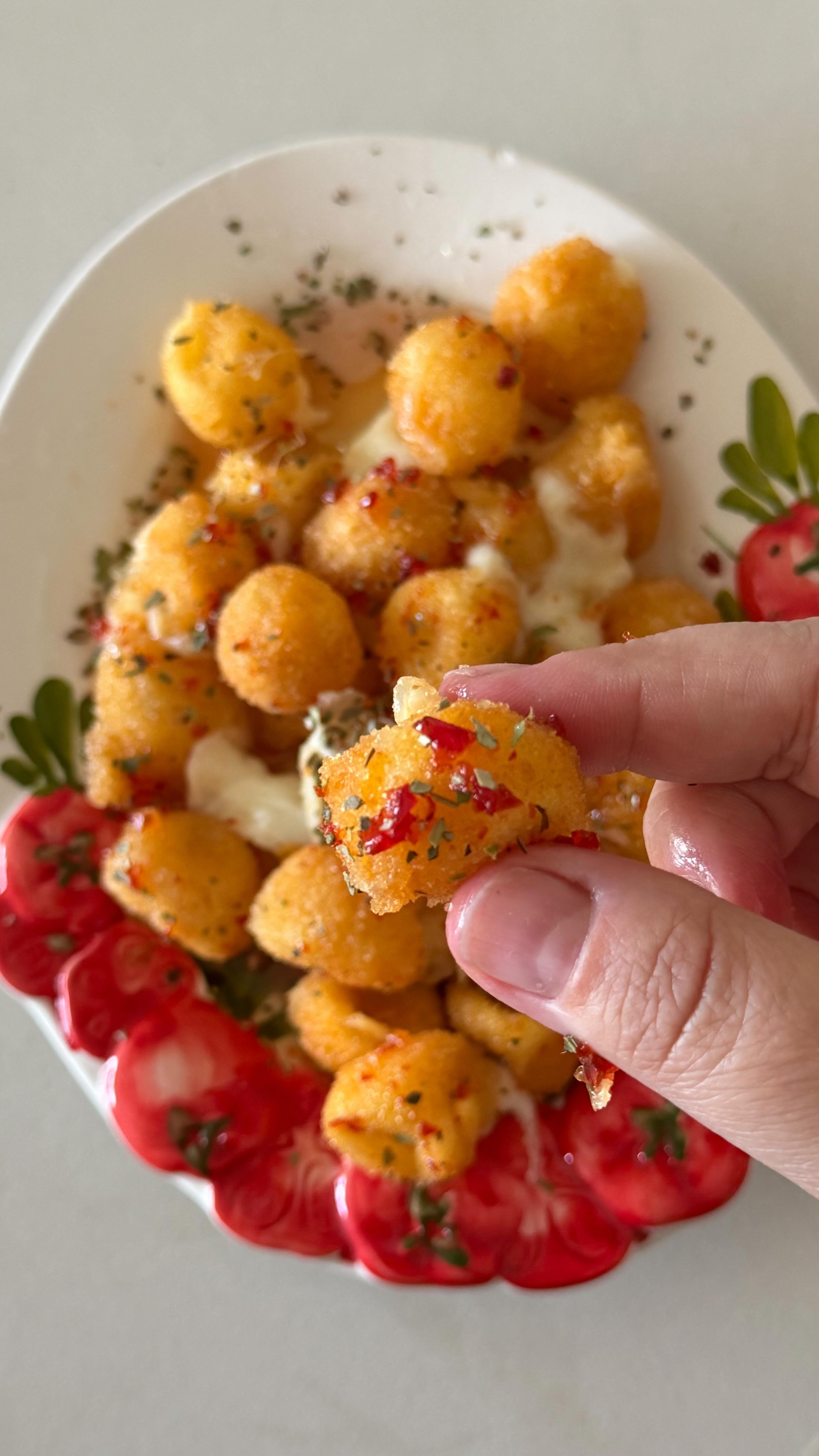 כדורי האלים או מוצרלה בייבי בציפוי קראנצ׳י עם רוטב דבש חם...