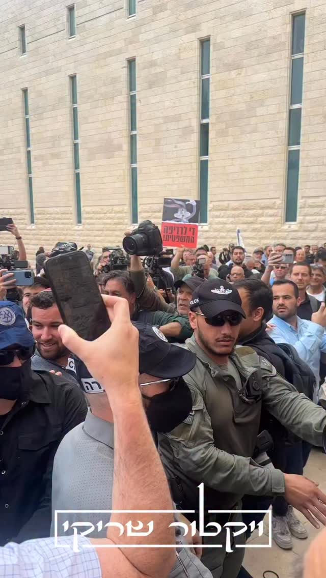 מאות תומכי ימין בבג״ץ בעקבות פתיחת הדיונים על פיטורי השר...
