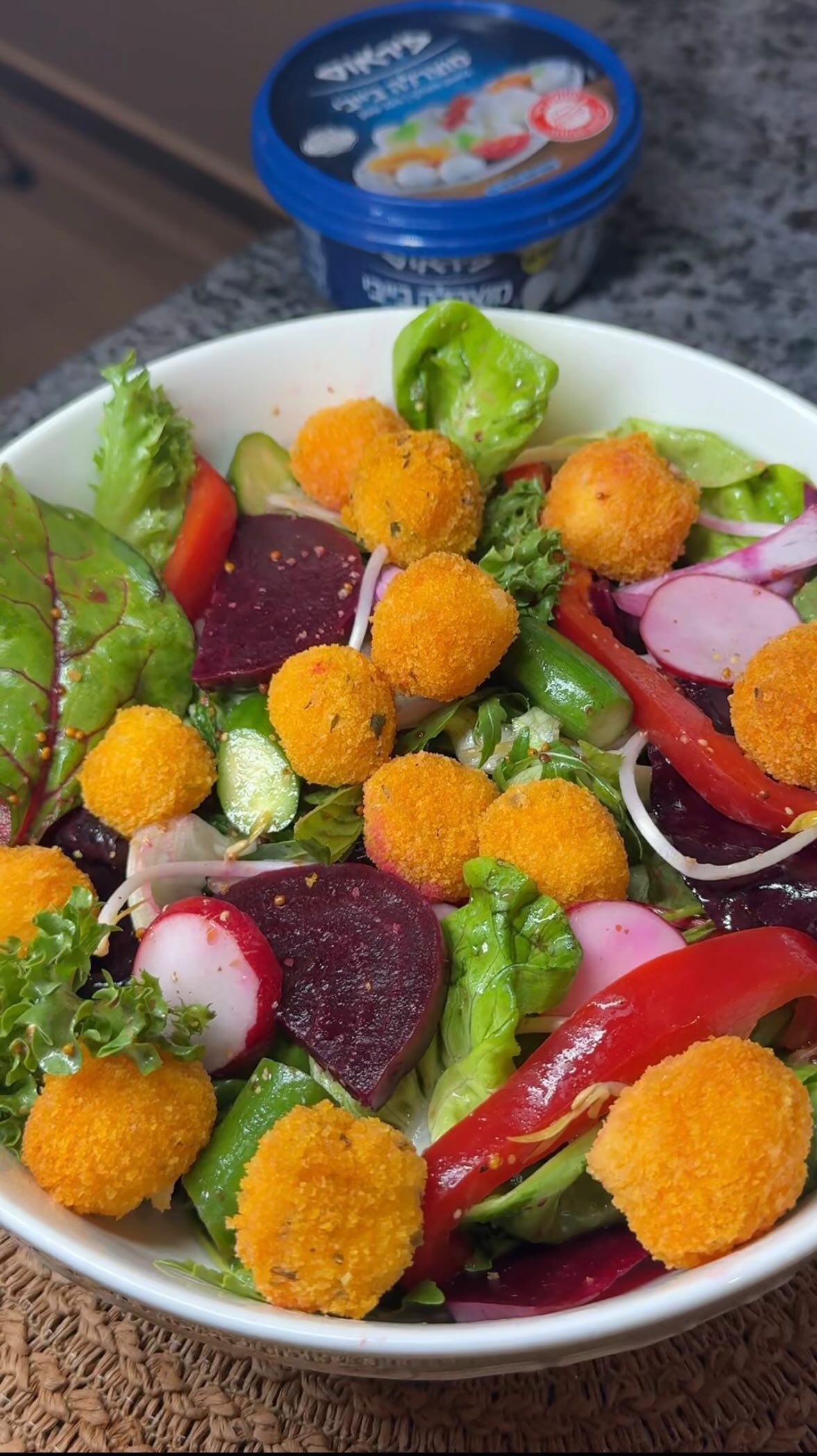 סלט קריספי בייבי מוצרלה וירוקים...