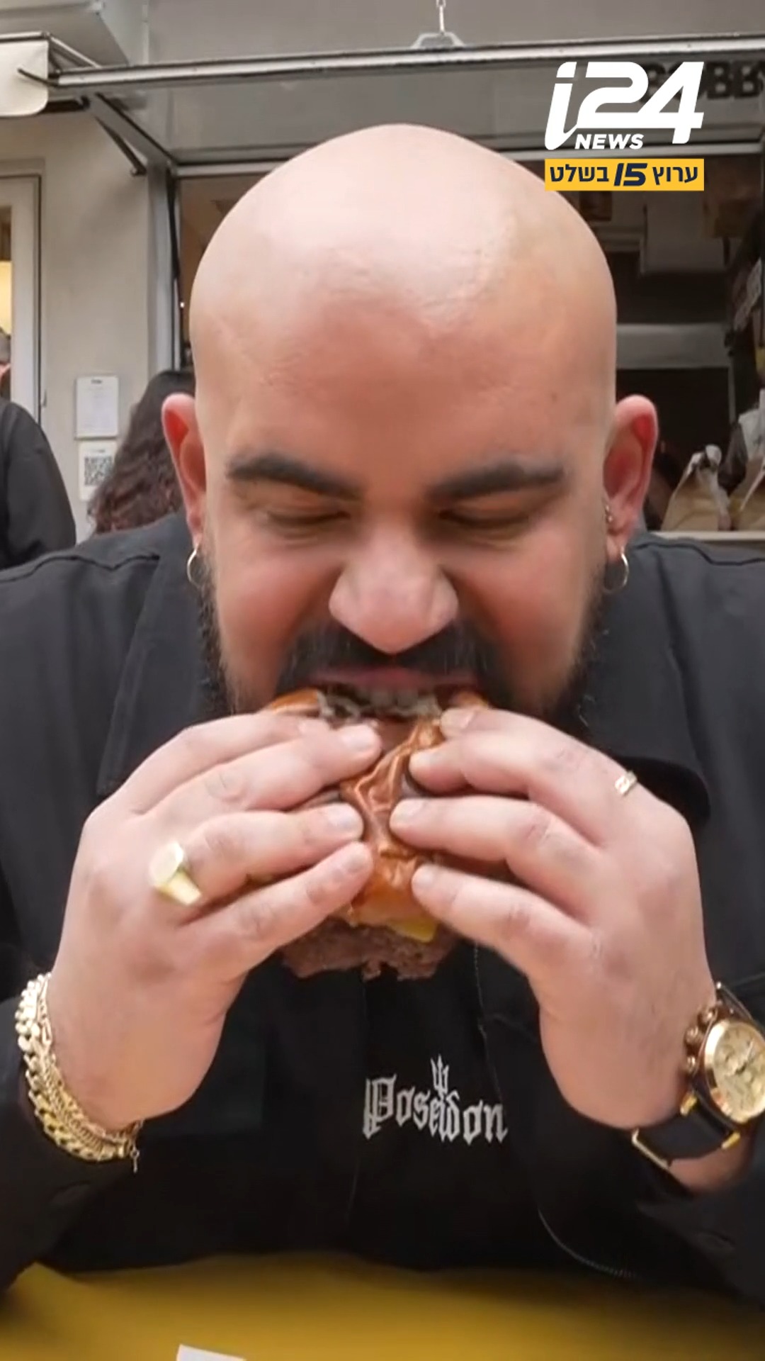 ⁨ ⁨ מה גל זהבי חשב על הסמאש בורגר של בובי?⁩⁩...