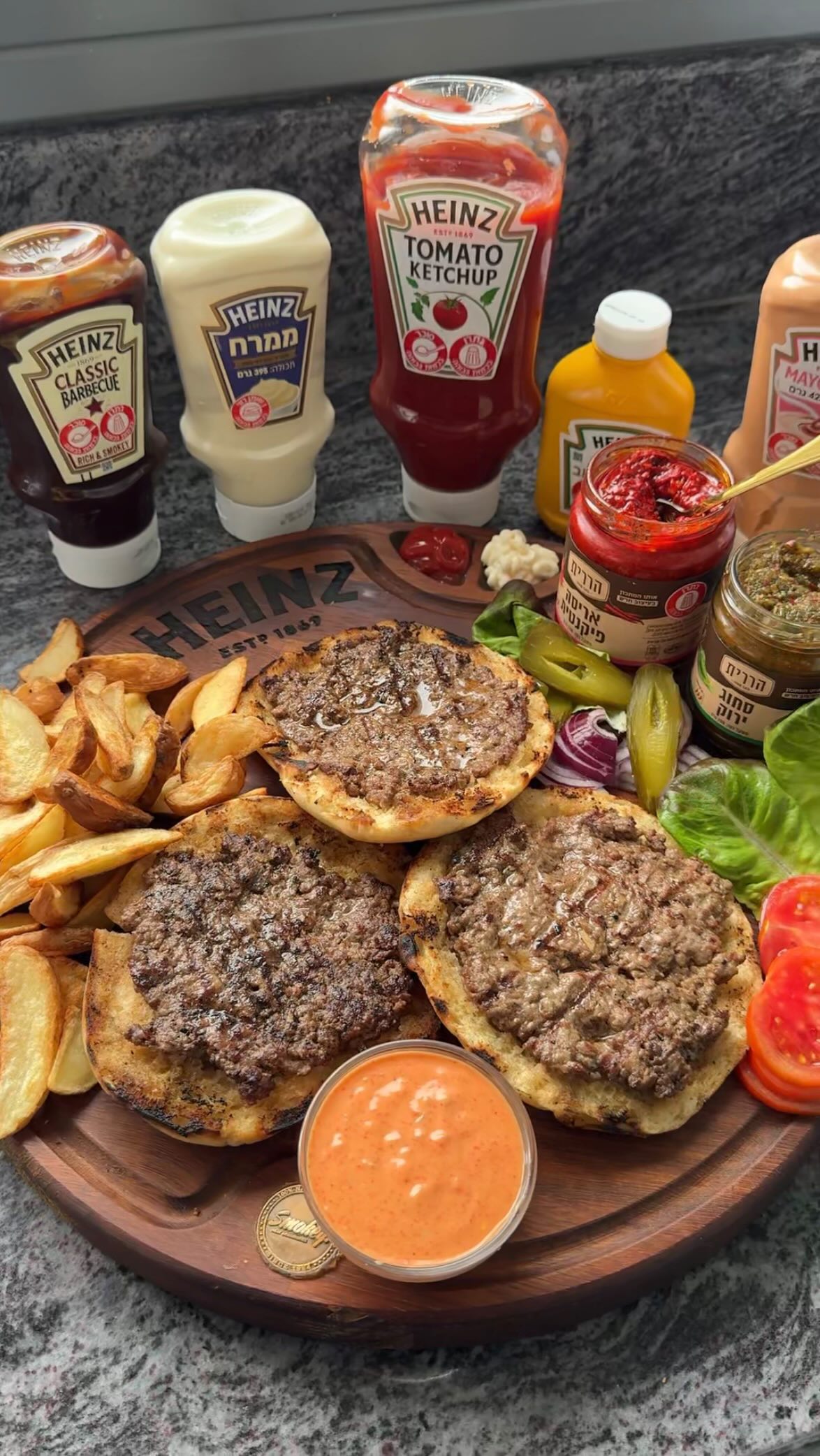 המבורגר פתוח על חצאי פיתות עם הרטבים הקטלניים של היינץ...