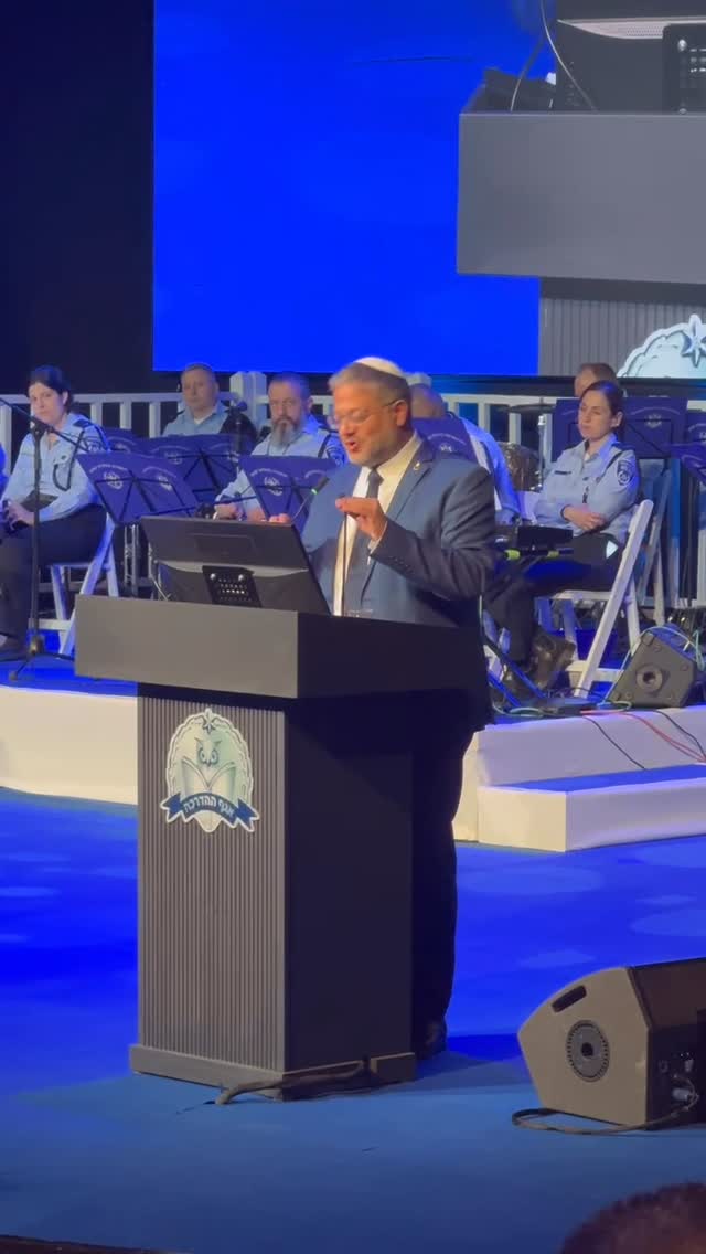 הם טוענים שאני מגבה שוטרים - ואני אומר: כן, גיביתי, אני מגבה...