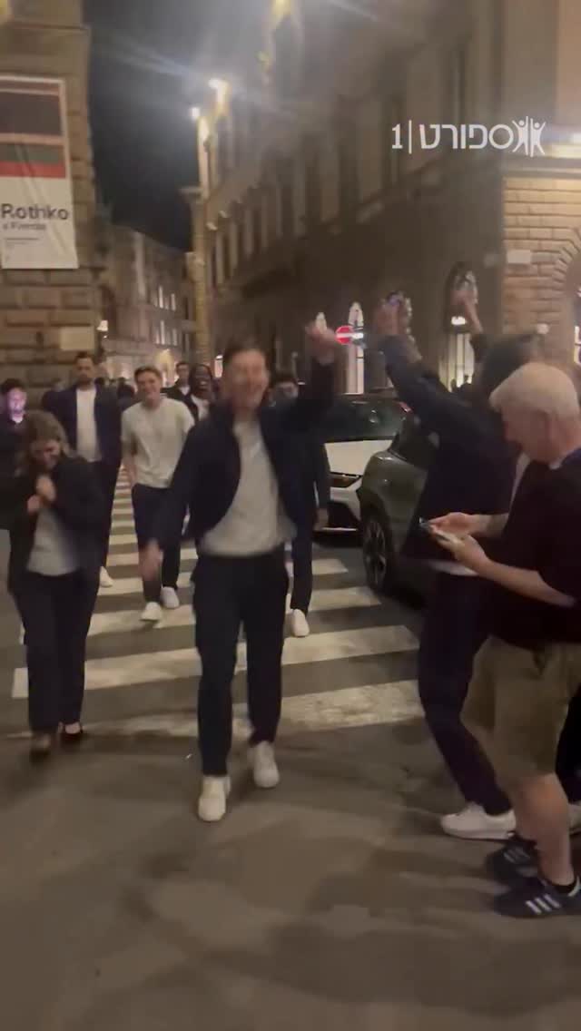 שחקני קריסטל פאלאס כובשים את רחובות פירנצה אחרי ההעפלה לחצי...