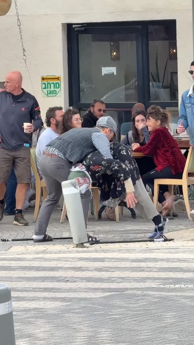 ⁨ סבא וסבתא שיגעון‬⁩...
