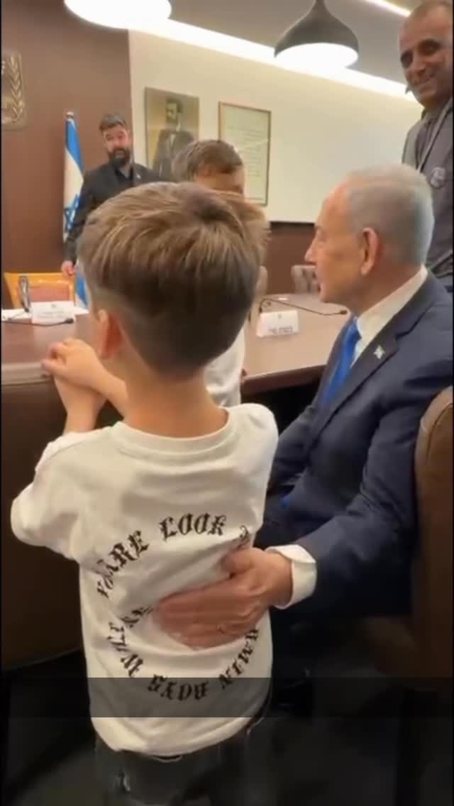 יש רגעים שבהם אין מה לומר. רק לשבת יחד, להסתכל בעיניים, ולהרגיש...