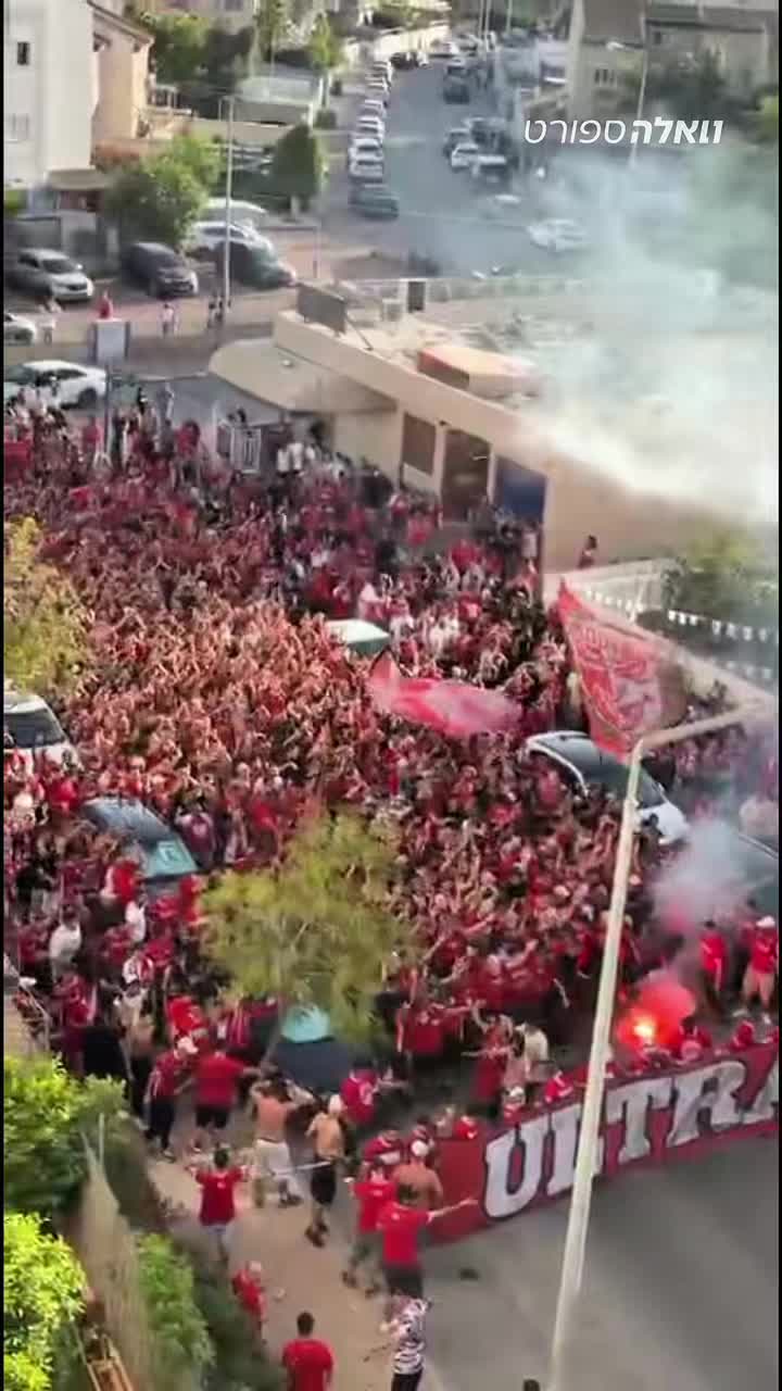 אוהדי הפועל באר שבע מוכנים למשחק העונה🔴⚪️...