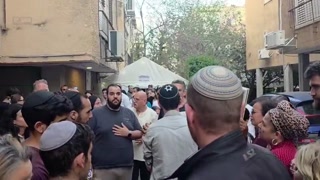 אביו של ימנו זלקה ז"ל שנרצח בפתח תקווה מקבל את פני האזרחים...