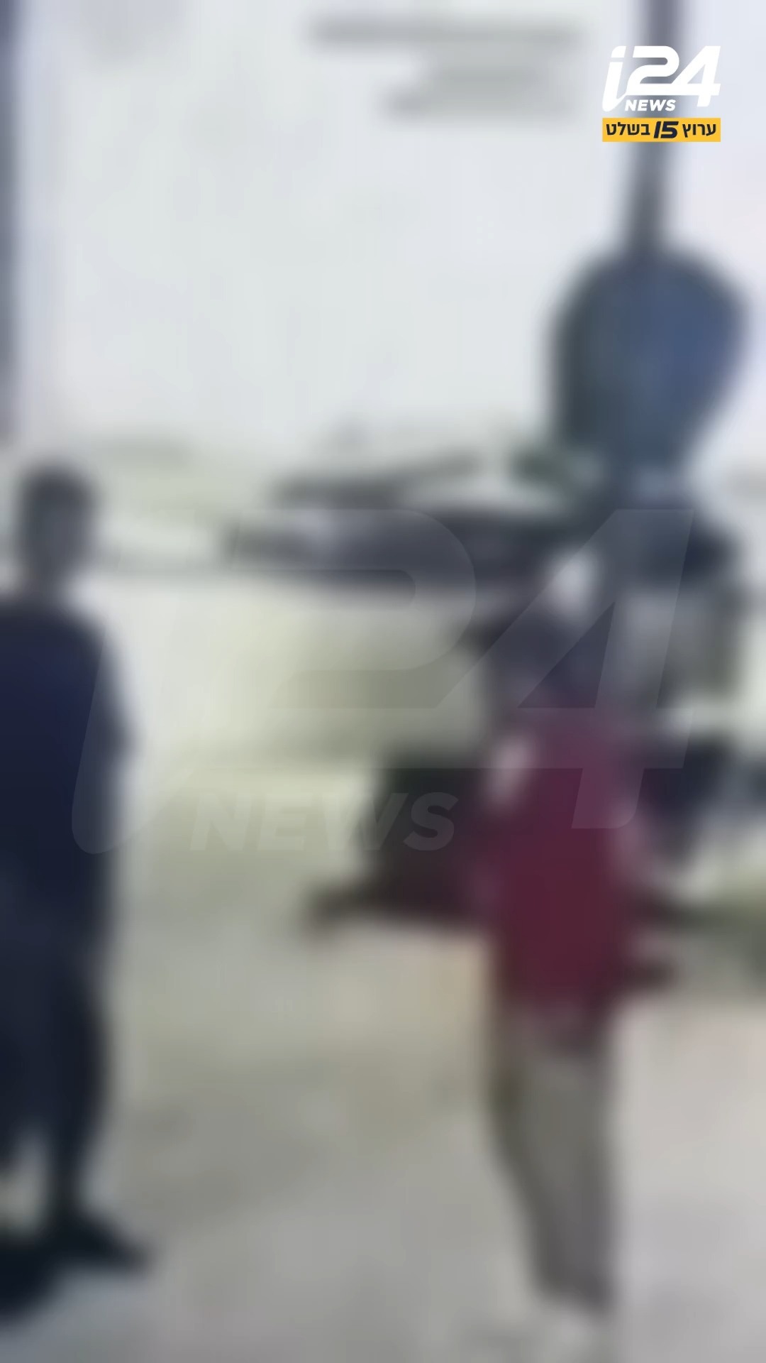 ⁨ שני נערים בפתח תקווה פנו לבקש סיגריה מעובד זר ושסירב תקפו...