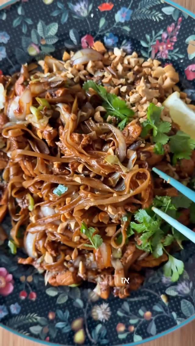 פאד תאי עם רצועות עוף...