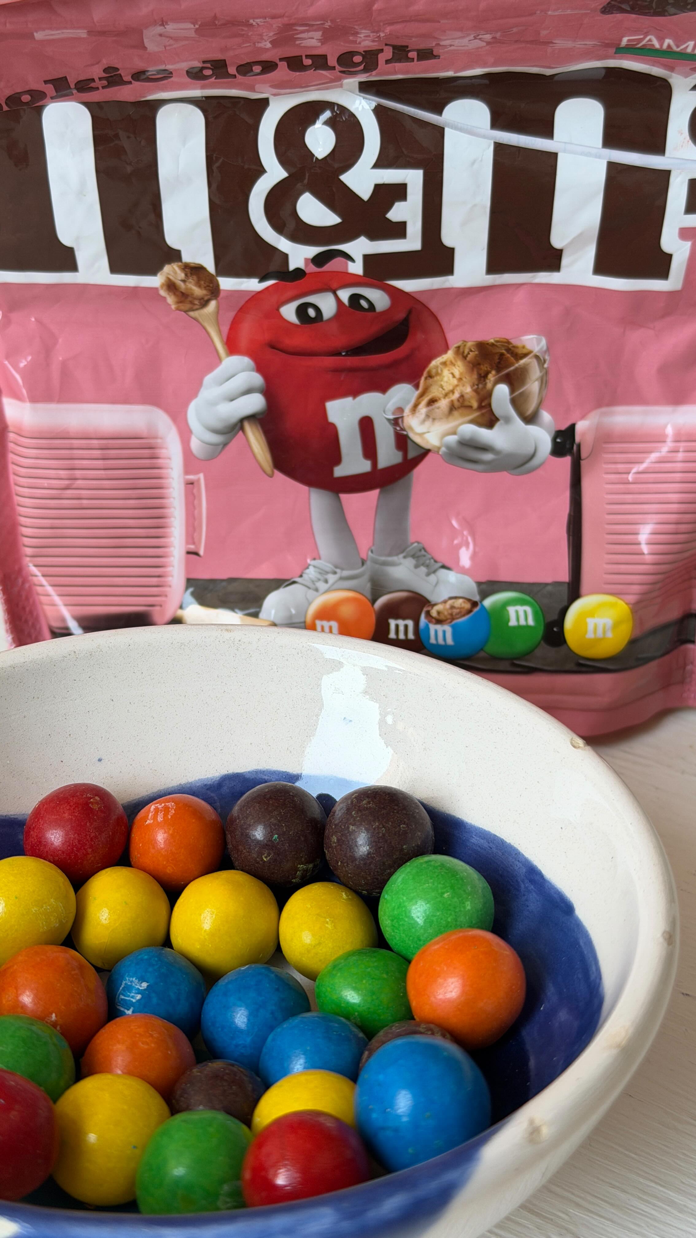 טעמנו את ה M&M’s Cookie Dough...