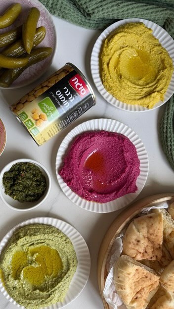 שלושת ממרחי החומוס שבתמונה נבדלים זה מזה לא רק בצבע אלא גם...