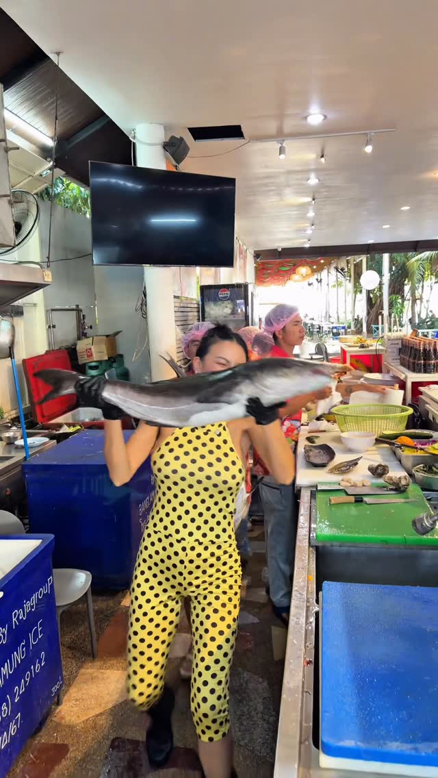 פינת הבישול עם מיס נאפקון מסעדת דגים בפאטאיה...