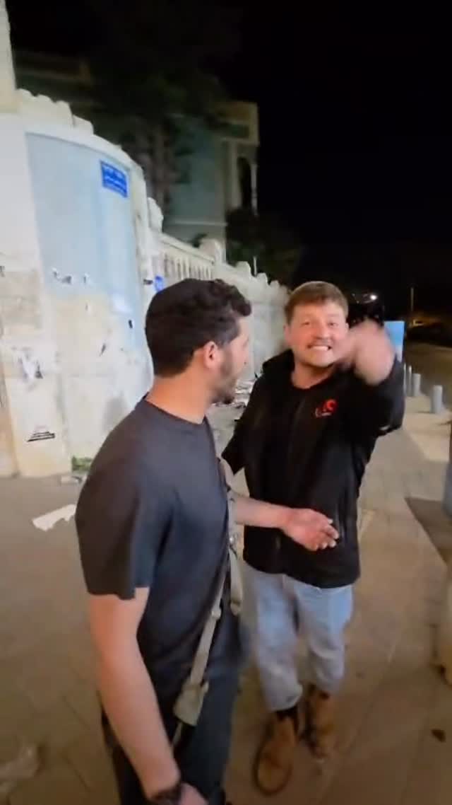 תלישת תמונות ילדי עזה בכיכר חג׳ כחיל בדרום יפו...