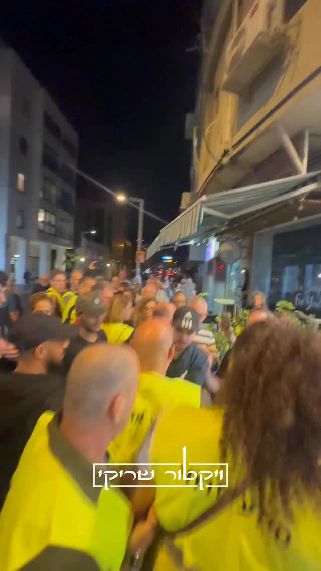האפודים הצהובים תוקפים את מרדכי דוד ומונעים ממנו לעבור...