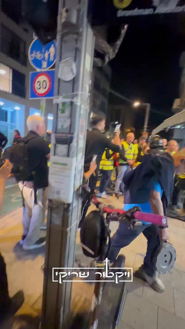 אני מהאפודים הצהובים בכלל...