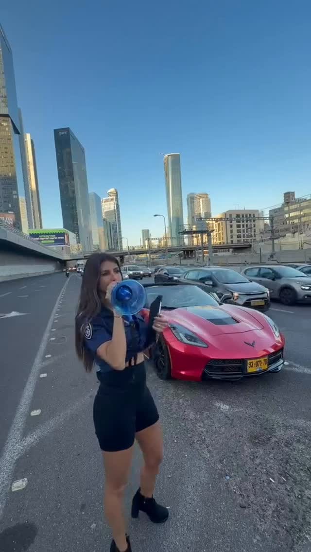 השוטרת הפצצה השחומה עצרה את השבור מאשקלון בכביש איילון לאחר...