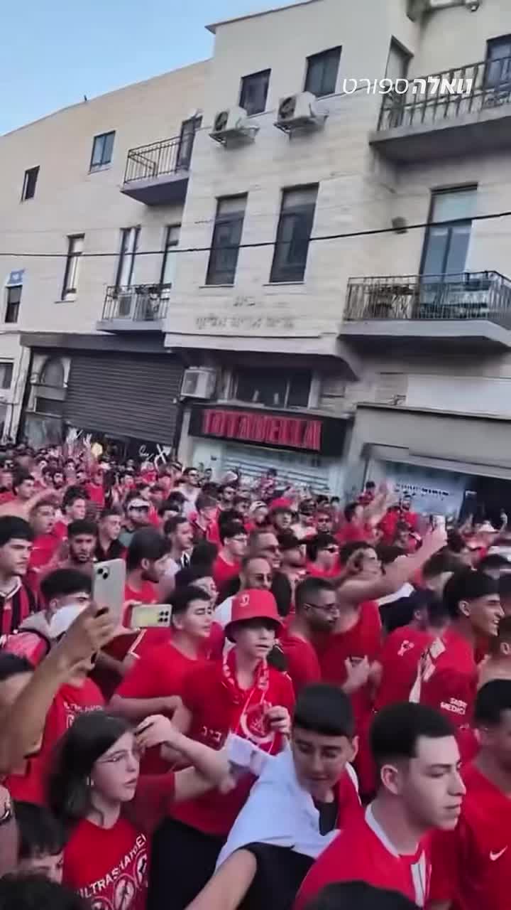 אוהדי הפועל תל אביב התחילו את ההכנות לקראת הדרבי הערב🔴...