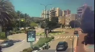 תיעוד מזעזע: טרקטורון עלה על המדרכה במוצקין - ודרס קשישות...