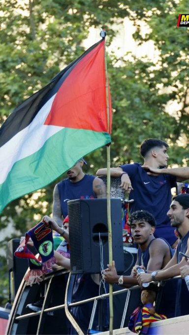 ⁨ מרתיח: צפו בלאמין ימאל חוגג עם דגל פלסטין את האליפות של...