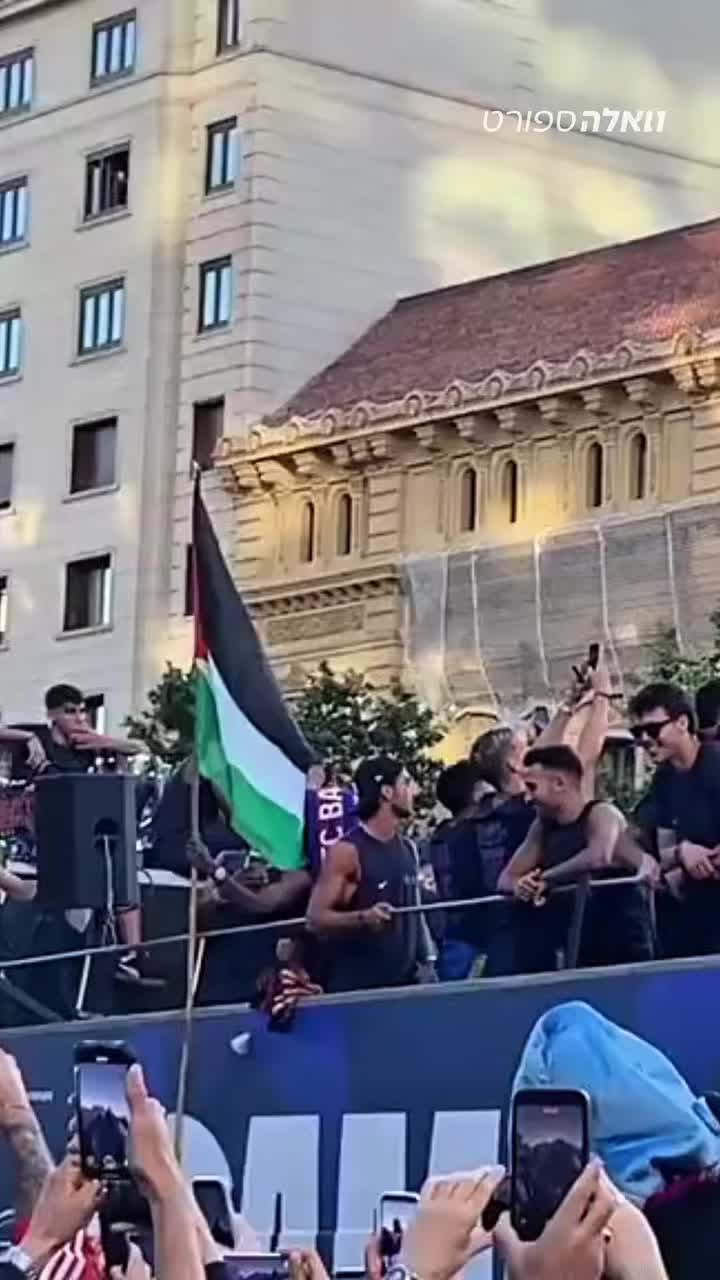 במהלך חגיגות האליפות: לאמין ימאל מניף את דגל פלסטין...