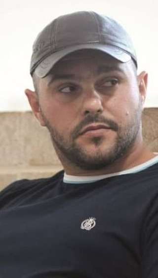 קובי אמזלג השרמיט מדבר על מיכאל מור כאילו הוא מדבר אל כל...